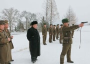軍の冬季訓練を視察する金正恩氏（朝鮮中央テレビ）