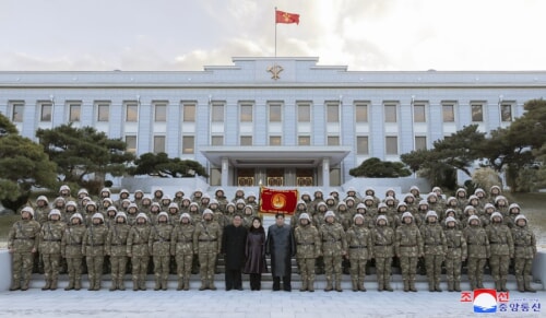 金正恩氏とジュエ氏がミサイル総局第2赤旗中隊軍人と記念写真を撮った（2023年12月21日付朝鮮中央通信）