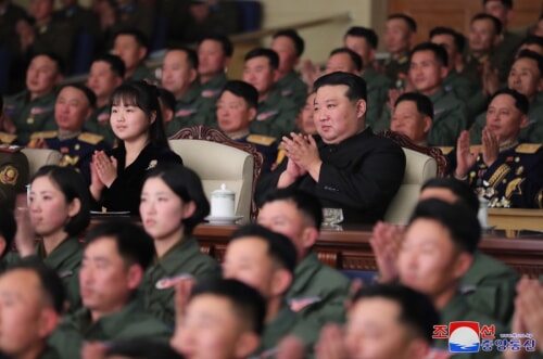 金正恩氏とジュエ氏が航空節に際して北朝鮮空軍司令部を訪れた（2023年12月1日付朝鮮中央通信）