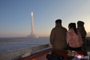 金正恩氏とジュエ氏が大陸間弾道ミサイル「火星18」の試射を参観した（2023年12月19日付朝鮮中央通信）