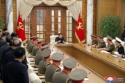 金正恩氏が北朝鮮軍指揮官と会って激励した（2024年1月1日付朝鮮中央通信）