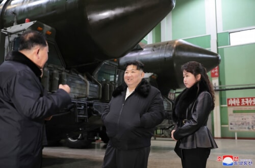 金正恩氏が娘とミサイルのTEL生産工場を現地指導した（2024年1月5日付朝鮮中央通信）