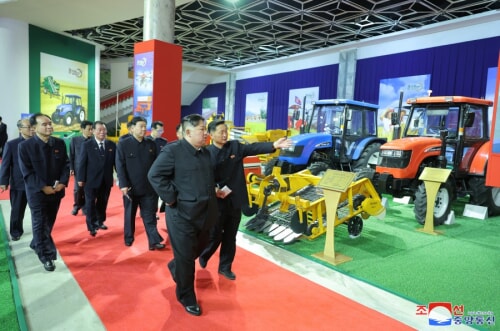 金正恩氏が農業機械展示会を視察した（2024年1月3日付朝鮮中央通信）