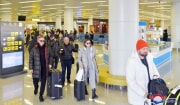 平壌に到着したロシアの観光客たち（2024年2月10日付朝鮮中央通信）