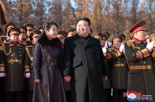 金正恩氏とジュエ氏が北朝鮮軍創建76周年に際して国防省を祝賀訪問した（2024年2月9日付朝鮮中央通信）