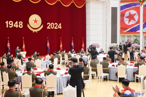 金正恩氏とジュエ氏が北朝鮮軍創建76周年の宴会に参加した（2024年2月9日付朝鮮中央通信）