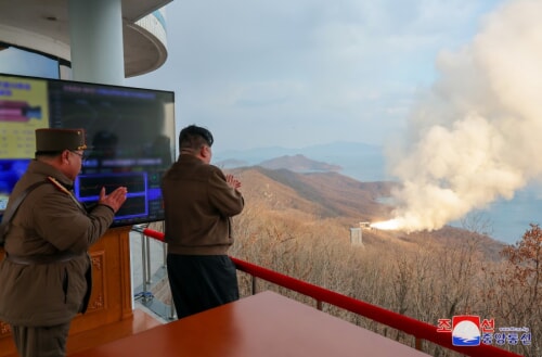 金正恩氏が新型中・長距離極超音速ミサイルエンジン試験を指導した（2024年3月20日付朝鮮中央通信）