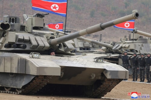 金正恩氏が戦車兵の対抗訓練競技後に戦車を操縦した（2024年3月14日付朝鮮中央通信）