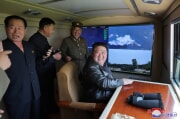 金正恩氏が新型戦術弾道ミサイルの試射を参観した（2024年5月18日付朝鮮中央通信）