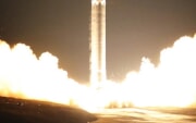 北朝鮮のICBM「火星15」の発射場面（朝鮮中央通信）