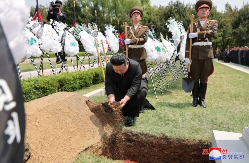 金正恩氏が故金己男氏の国葬に参列した（2024年5月10日付朝鮮中央通信）