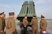 金正恩氏が240ロケット砲弾の試射を視察した（2024年5月11日付朝鮮中央通信）