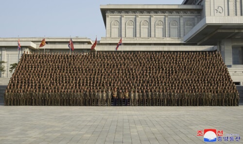 金正恩氏が労働党中央幹部学校の竣工に際して記念写真を撮った（2024年5月24日付朝鮮中央通信）