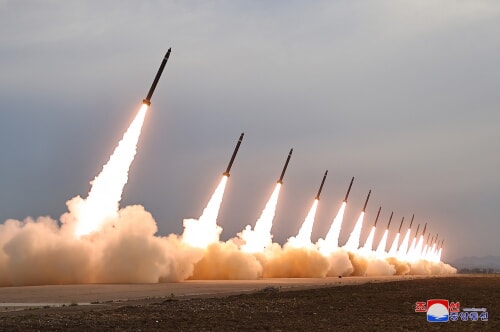 金正恩氏が超大型ロケット砲の示威射撃を指導した（2024年5月31日付朝鮮中央通信）