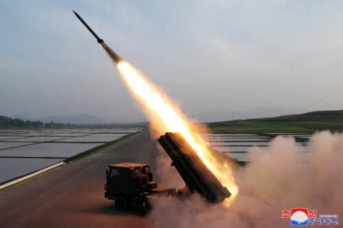 金正恩氏が240ロケット砲弾の試射を視察した（2024年5月11日付朝鮮中央通信）