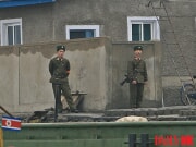 新義州の朝鮮人民軍兵士たち（デイリーNK）