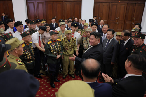 金正恩氏が「戦勝71周年記念行進儀式」に出席した（2024年7月28日付労働新聞）