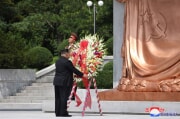 解放塔に献花する金正恩氏（2024年8月16日付朝鮮中央通信）