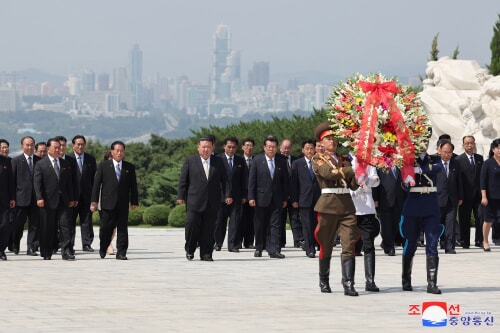 革命烈士陵を訪れた金正恩氏（2024年8月16日付朝鮮中央通信）