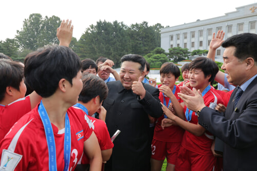 金正恩氏がW杯で優勝した女子サッカー代表団と面会した（2024年10月1日付労働新聞）