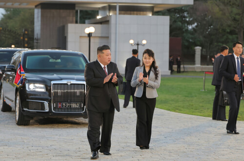 金正恩氏とジュエ氏が労働党79周年記念公演に出席した（2024年10月10日付労働新聞）