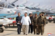 北朝鮮空軍追撃襲撃機連隊を視察した金正恩氏（2020年4月12日付朝鮮中央通信より）