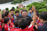 金正恩氏がW杯で優勝した女子サッカー代表団と面会した（2024年10月1日付労働新聞）