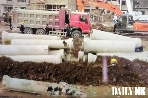 平安北道の被災者が入居する住宅建設現場。土管の一部に穴が空いたり粉々に砕けていたりする（画像：デイリーNK）