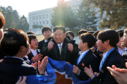 金正恩氏がU17女子サッカー優勝メンバーと記念写真を撮った（2025年1月3日付労働新聞）