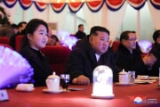 新年の祝賀公演を鑑賞した金正恩氏と娘（2025年1月1日付朝鮮中央通信）