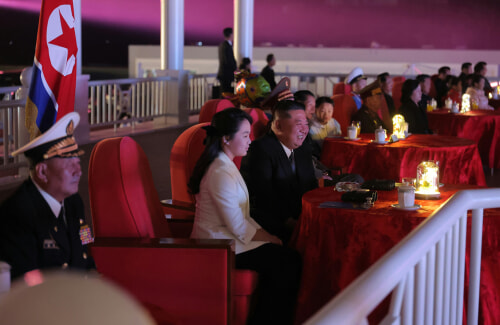 金正恩氏が娘のジュエ氏と南浦造船所で行われた駆逐艦の進水式に出席した(2025年4月26日付労働新聞)