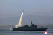 北朝鮮が28、29日に実施した多目的駆逐艦の搭載武装システムの戦闘適用性の試験（2025年4月30日付朝鮮中央通信）