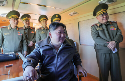 金正恩氏が北朝鮮軍東部前線各区分隊のミサイル発射訓練を指導した(2025年5月9日付労働新聞)