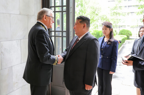 金正恩氏とジュエ氏が対独戦勝80周年に際してロシア大使館を祝賀訪問した（2025年5月10日付労働新聞）