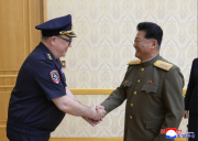 北朝鮮の方頭燮社会安全相（右）とロシア内務省のシューリカ次官（2025年5月29日付朝鮮中央通信）