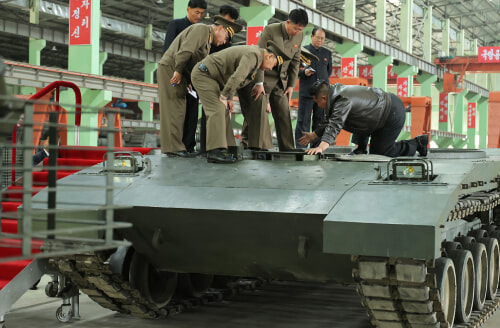 金正恩氏が重要戦車工場を現地指導した（2025年5月4日付労働新聞）