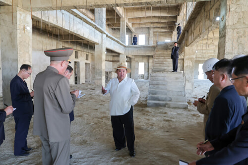 金正恩氏が亀城市病院の建設現場を現地指導した（2025年6月10日付労働新聞）