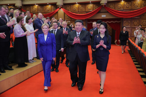 金正恩氏とジュエ氏がロシア文化相と文化公演を参観した（2025年6月30日付労働新聞）