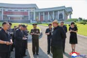 24日、信川階級教育館を視察した金正恩氏（2025年7月26日付朝鮮中央通信）