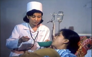 看護師が患者に粥を食べさせる場面（画像：北朝鮮映画「愛の大地」）