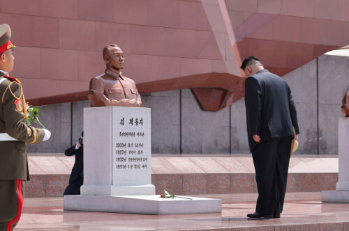 金正恩氏が祖国解放８０周年に際して大城山革命烈士陵を訪れた（2025年8月14日付労働新聞）