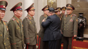 金正恩氏がロシア派遣部隊の指揮官と面会した（2025年8月21日付労働新聞）
