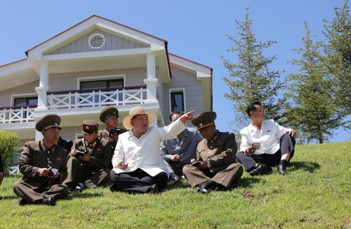 金正恩氏が完工した楽園郡養殖場を視察した（2025年8月27日付労働新聞）