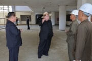 金正恩氏が龍岡病院の建設を現地指導した（2025年9月12日付朝鮮中央通信）