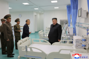 23日、竣工を控えた平壌総合病院を視察した金正恩氏（2025年9月24日付朝鮮中央通信）