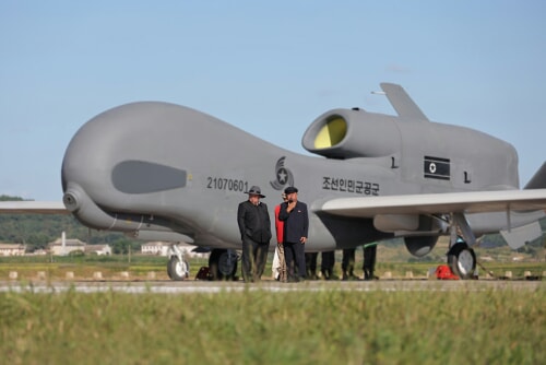 金正恩氏が無人攻撃機の試験を視察した（2025年9月19日付労働新聞）