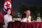 金正恩夫妻とジュエ氏が葛麻観光地区の竣工式に出席した（2025年6月26日付労働新聞）