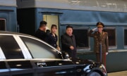 訪中を終え平壌駅に到着した金正恩父娘（朝鮮中央通信）