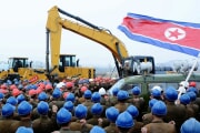 北朝鮮の建設現場（2025年2月28日付労働新聞）