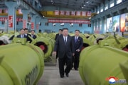 重要軍需工業工場を視察する金正恩氏（2025年12月26日付朝鮮中央通信）